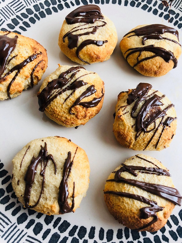 2-Ingredient Healthy Almond Cookies