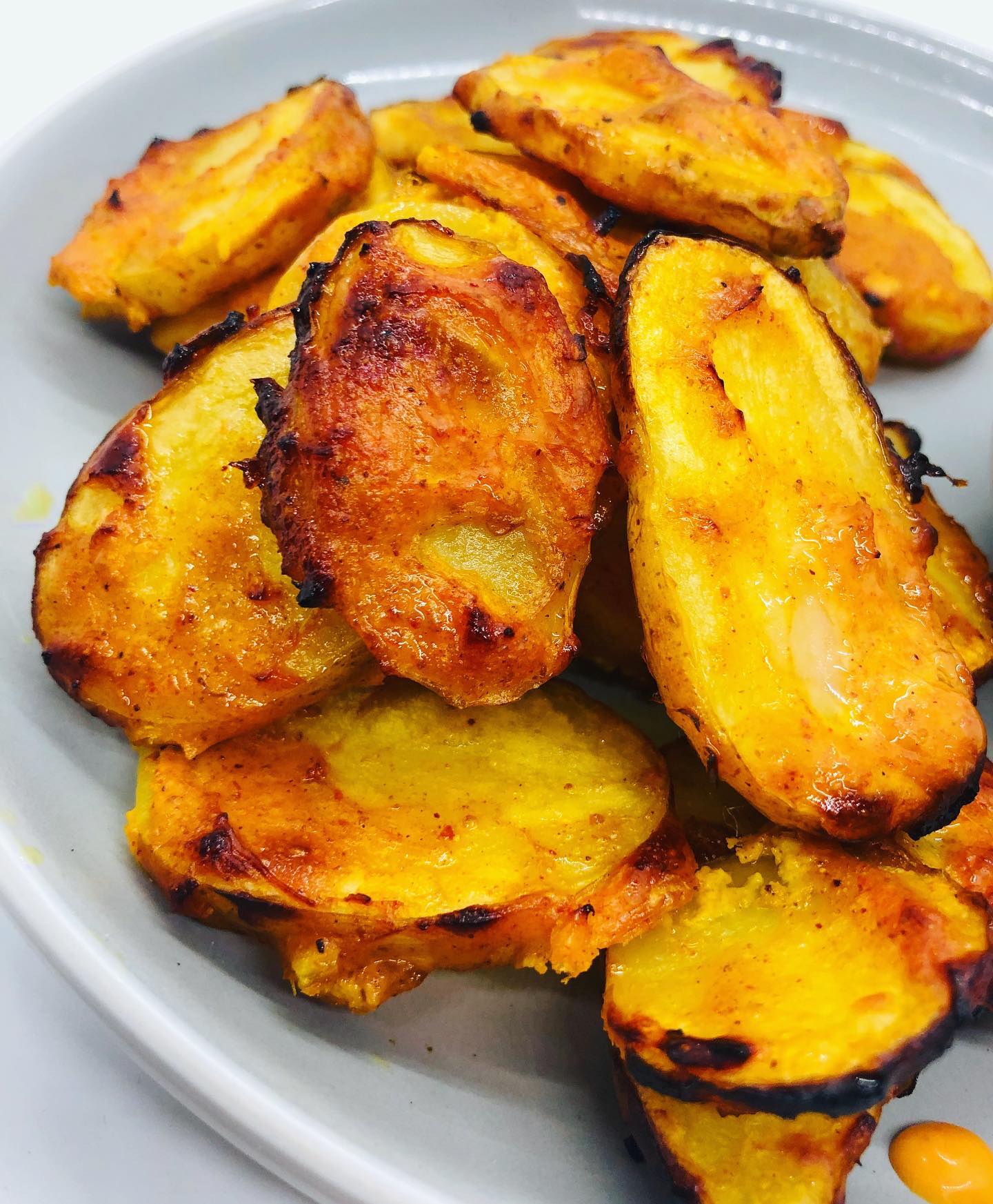 Now, these Easy Crispy Harissa Roasted Potatoes are super easy to make, they are crispy, delicious and do not need a lot of ingredients to make!