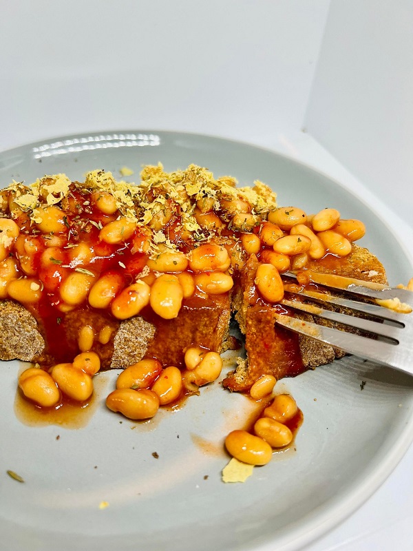 Easy Vegan Brunch: Sriracha Baked Beans On Toast
